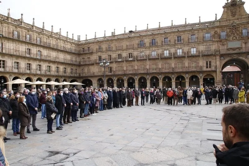 Cinco minutos de silencio en la Plaza Mayor para que Salamanca mostrase su apoyo al pueblo ucraniano