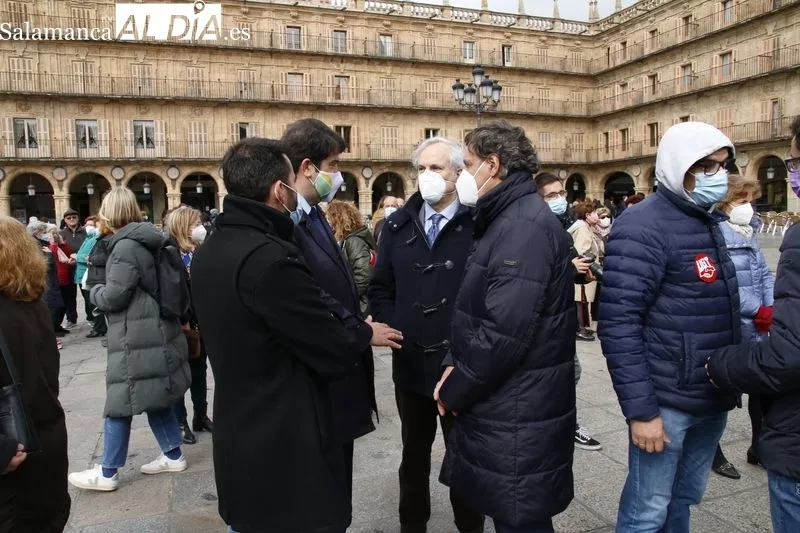 Cinco minutos de silencio en la Plaza Mayor para que Salamanca mostrase su apoyo al pueblo ucraniano