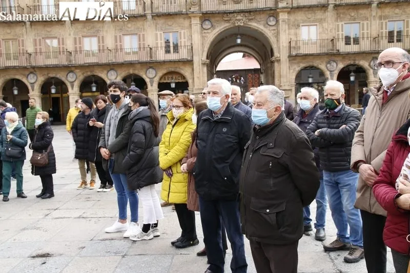 Cinco minutos de silencio en la Plaza Mayor para que Salamanca mostrase su apoyo al pueblo ucraniano