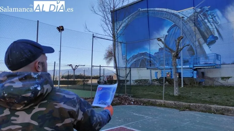 Daniel Martín, artista grafitero, trabaja en el inmenso mural deportivo en Guijuelo - Kiko Robles