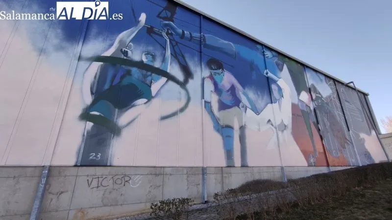 Daniel Martín, artista grafitero, trabaja en el inmenso mural deportivo en Guijuelo - Kiko Robles