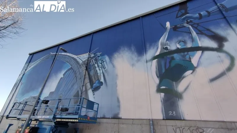 Daniel Martín, artista grafitero, trabaja en el inmenso mural deportivo en Guijuelo - Kiko Robles