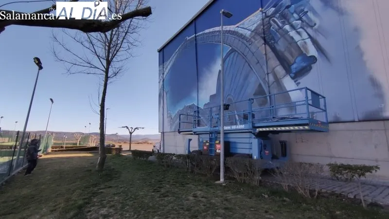 Daniel Martín, artista grafitero, trabaja en el inmenso mural deportivo en Guijuelo - Kiko Robles