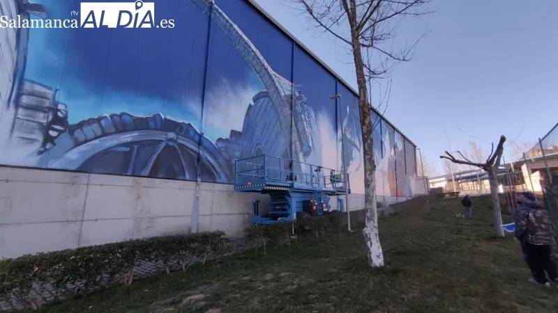 Daniel Martín, artista grafitero, trabaja en el inmenso mural deportivo en Guijuelo - Kiko Robles