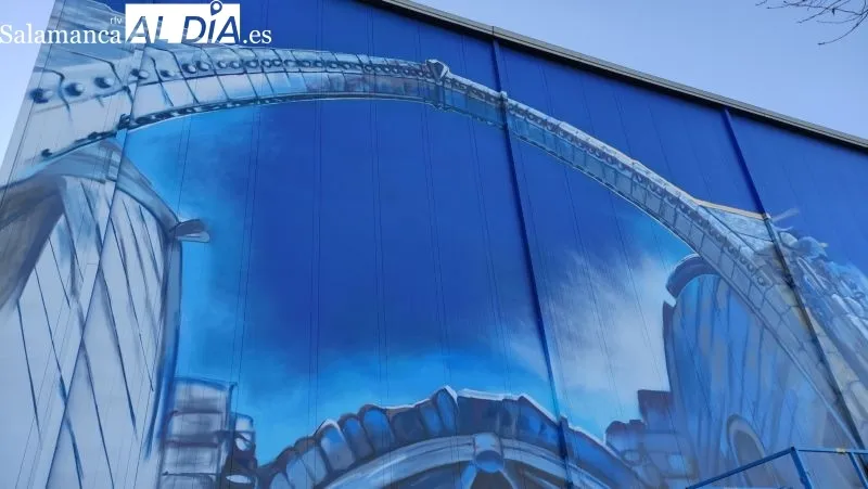 Daniel Martín, artista grafitero, trabaja en el inmenso mural deportivo en Guijuelo - Kiko Robles