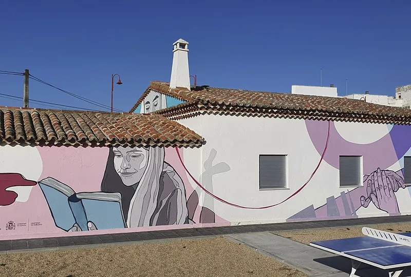 Dos de los murales de gran formato que se pueden descubrir en Santa Marta. Fotos: AytoSantaMarta