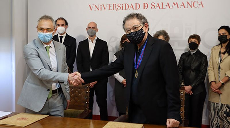 Saludo de Ricardo Rivero, rector de la Universidad de Salamanca, y Roberto Verino, presidente de la empresa Roberto Verino Difusión, tras la firma de este convenio. Foto USAL
