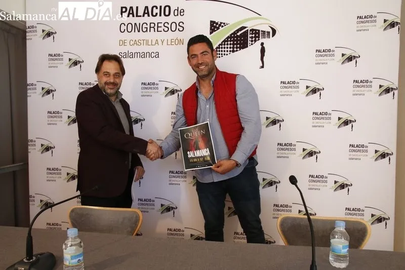 El concejal de Turismo, Fernando Castaño, acompañado de Fernando Gonzalo, productor del espectáculo ‘We love Queen’. Foto de David Sañudo