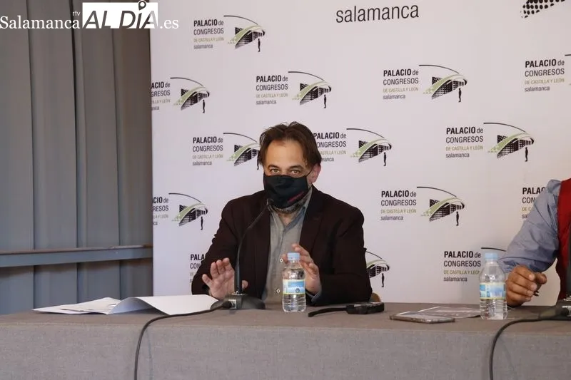 El concejal de Turismo, Fernando Castaño, acompañado de Fernando Gonzalo, productor del espectáculo ‘We love Queen’. Foto de David Sañudo