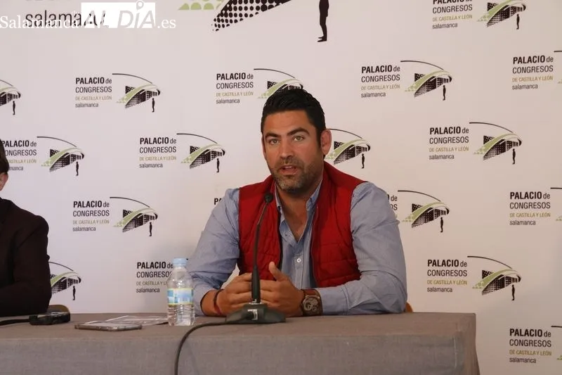 El concejal de Turismo, Fernando Castaño, acompañado de Fernando Gonzalo, productor del espectáculo ‘We love Queen’. Foto de David Sañudo