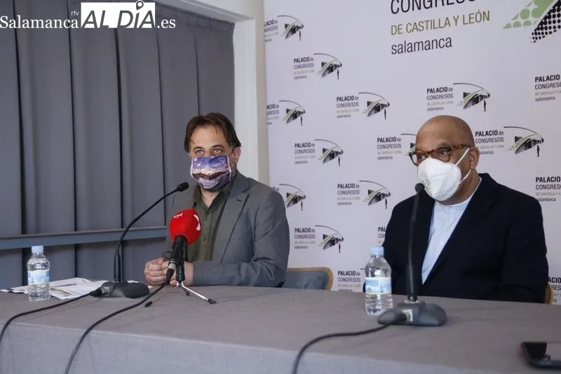 Presentación de este espectáculo con el concejal de Turismo del Ayuntamiento de Salamanca, Fernando Castaño, y Alberto García Castaño, académico de las artes escénicas y director del Instituto Universitario de Danza 'Alicia Alonso', en el centro. Foto de 