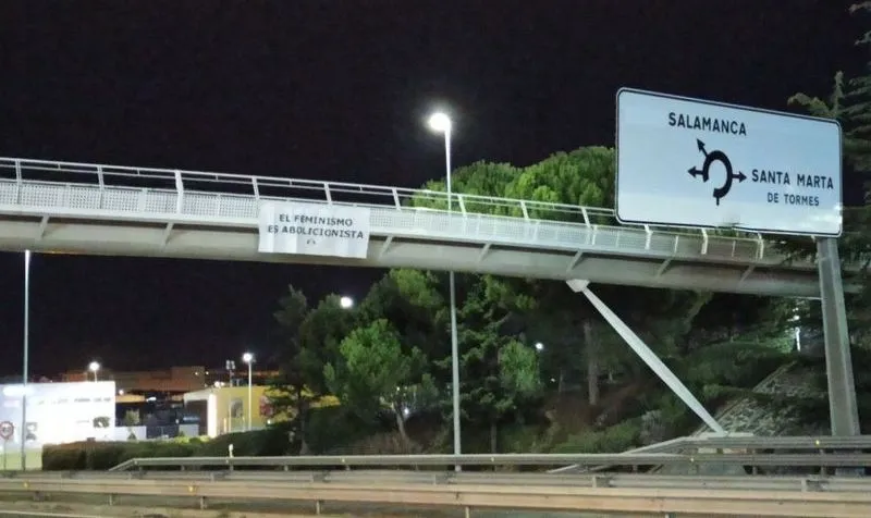 Pancartas de colectivos feministas en puentes de Salamanca