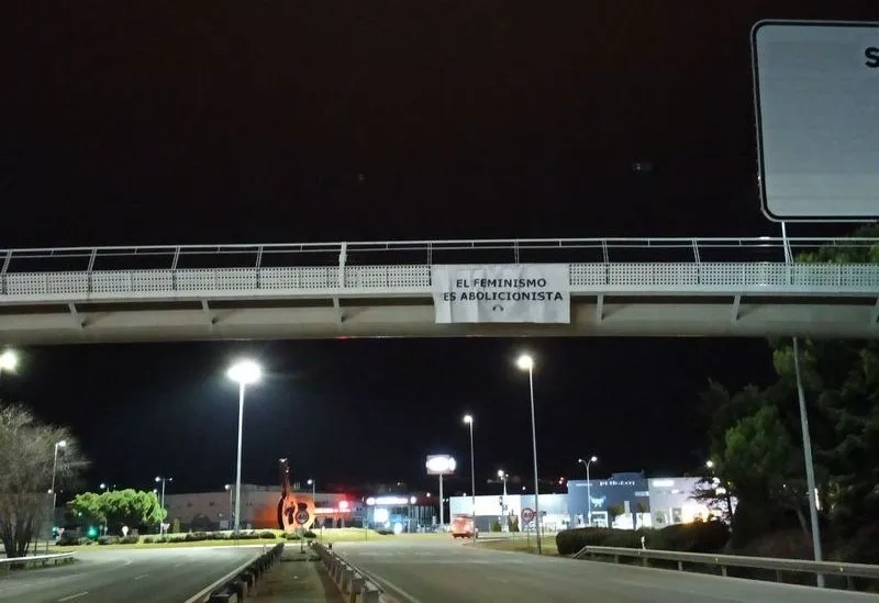 Pancartas de colectivos feministas en puentes de Salamanca