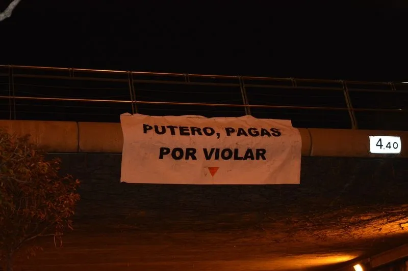 Pancartas de colectivos feministas en puentes de Salamanca