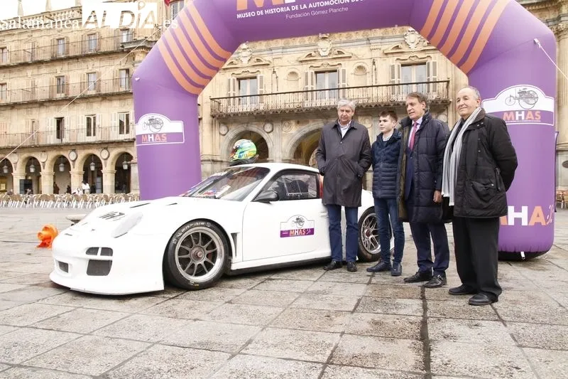 El alcalde de Salamanca, Carlos García Carbayo, recibe al joven piloto Félix Aparicio. Foto de David Sañudo