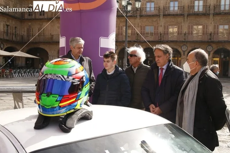 El alcalde de Salamanca, Carlos García Carbayo, recibe al joven piloto Félix Aparicio. Foto de David Sañudo