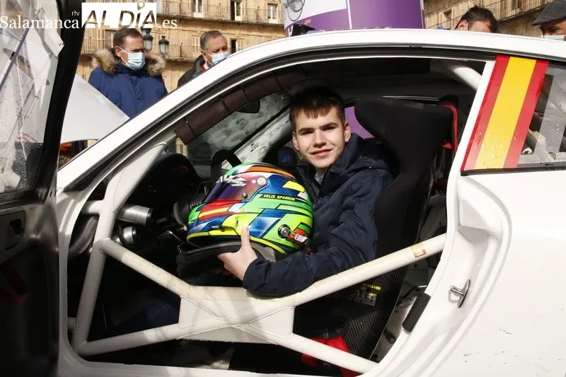 El alcalde de Salamanca, Carlos García Carbayo, recibe al joven piloto Félix Aparicio. Foto de David Sañudo