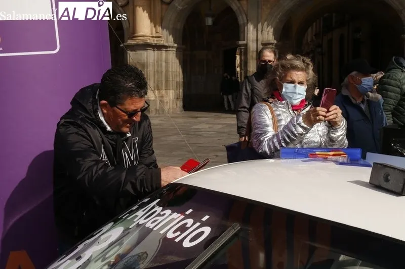El alcalde de Salamanca, Carlos García Carbayo, recibe al joven piloto Félix Aparicio. Foto de David Sañudo