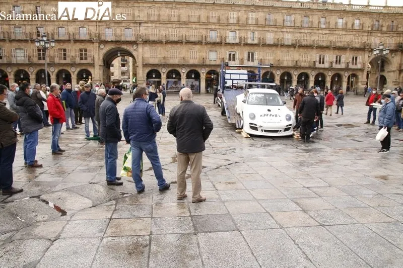 El alcalde de Salamanca, Carlos García Carbayo, recibe al joven piloto Félix Aparicio. Foto de David Sañudo