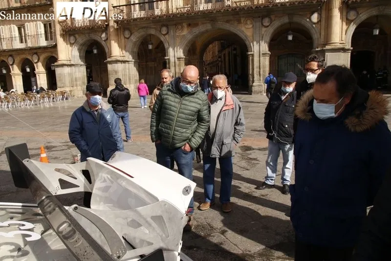 El alcalde de Salamanca, Carlos García Carbayo, recibe al joven piloto Félix Aparicio. Foto de David Sañudo