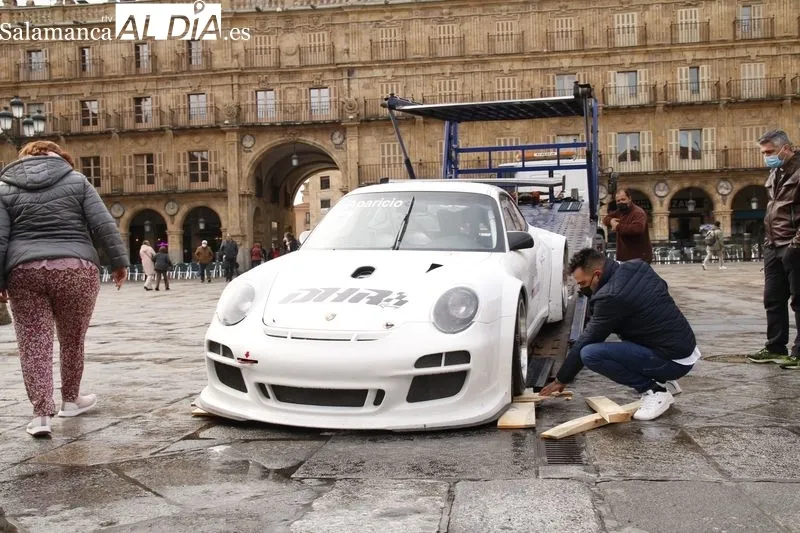 El alcalde de Salamanca, Carlos García Carbayo, recibe al joven piloto Félix Aparicio. Foto de David Sañudo
