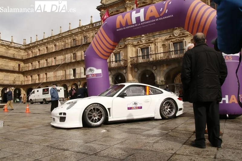 El alcalde de Salamanca, Carlos García Carbayo, recibe al joven piloto Félix Aparicio. Foto de David Sañudo