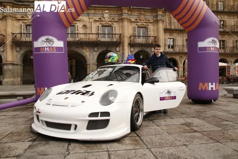 El alcalde de Salamanca, Carlos García Carbayo, recibe al joven piloto Félix Aparicio. Foto de David Sañudo