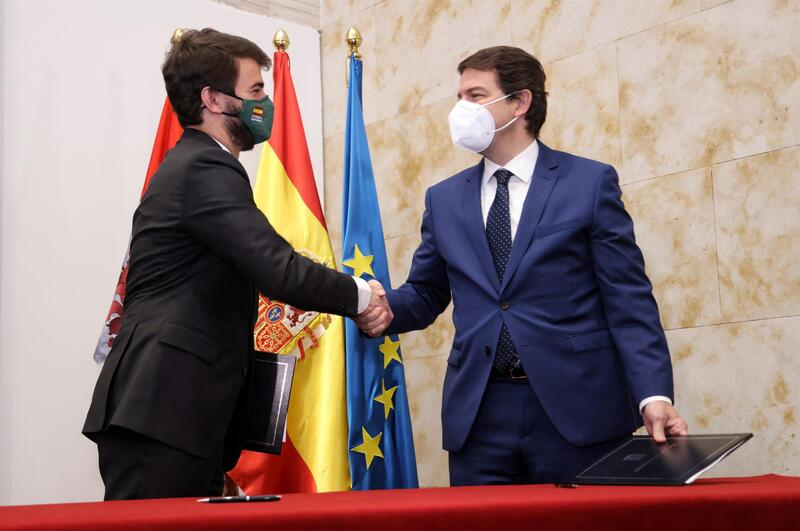 El líder de Vox en Castilla y León, Juan García-Gallardo, y el presidente en funciones de la Junta de Castilla y León, Alfonso Fernández Mañueco, se dan la mano tras la firma del pacto de Gobierno. Foto: EP