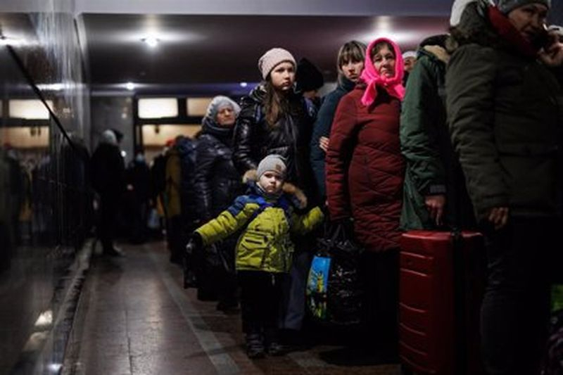 Un grupo de personas esperan en la estación de tren de Lviven Leópolis (Ucrania). Foto Alejandro Martínez Vélez - EP