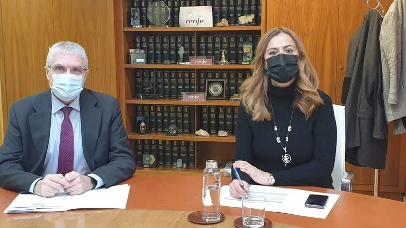 La delegada del Gobierno en Castilla y León, Virginia Barcones, en su reunión con el presidente de RENFE, Isaías Taboas