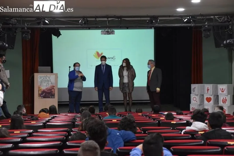 Visita del alcalde, Carlos García Carbayo, al colegio Salesiano San José de Pizarrales, uno de los centros donde se desarrolla este programa de voluntariado ambiental. Foto de Vanesa Martins