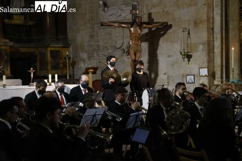 Foto 10 - La BM Felipe Espino pone m&uacute;sica al rezo del santo V&iacute;a Crucis del Sant&iacute;simo Cristo de la Agon&iacute;a