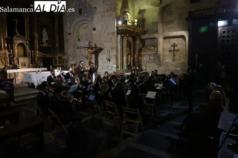Foto 9 - La BM Felipe Espino pone m&uacute;sica al rezo del santo V&iacute;a Crucis del Sant&iacute;simo Cristo de la Agon&iacute;a