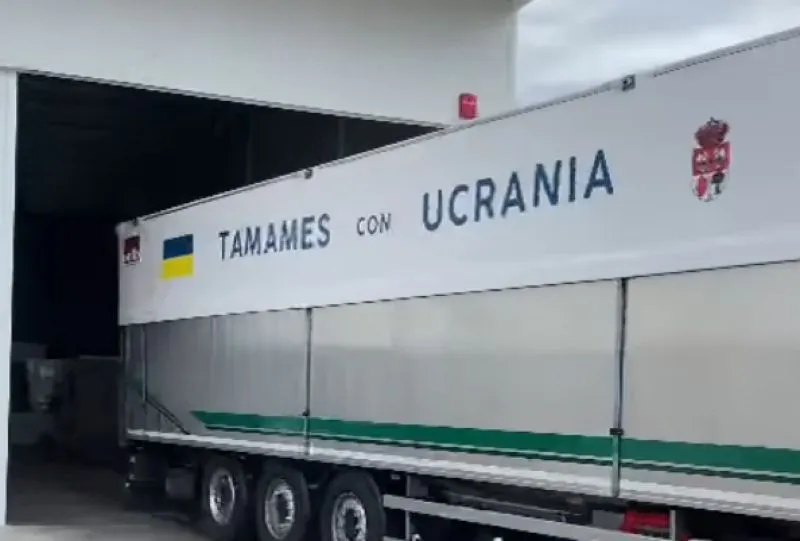 El camión rotulado por Asprodes que llevarán Manuel y Ricardo a Ucrania - Ayto. Tamames