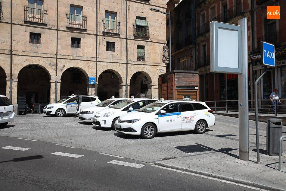 Foto de archivo de taxis en una parada de Salamanca