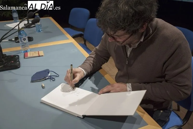 Cesc Farré en la presentación de su libro de acuarelas Mares y Cielos - Fotos: Carmen Borrego