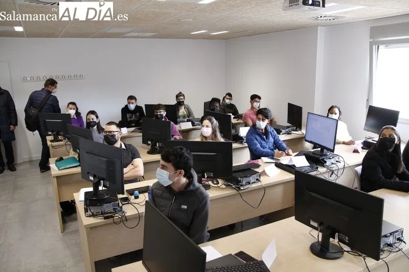 Visita del alcalde de Salamanca, Carlos García Carbayo, junto a algunos concejales, al nuevo Centro de Formación y Emprendimiento TORMES , en la avenida de la Salle. Foto de David Sañudo