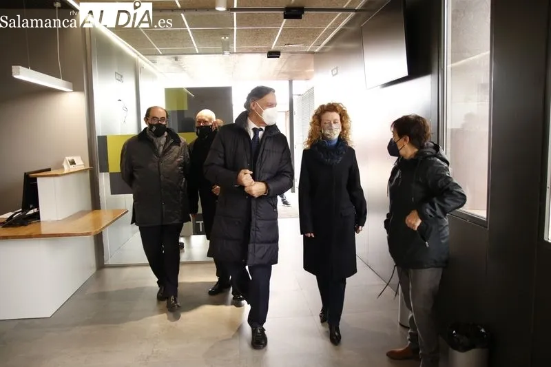 Visita del alcalde de Salamanca, Carlos García Carbayo, junto a algunos concejales, al nuevo Centro de Formación y Emprendimiento TORMES , en la avenida de la Salle. Foto de David Sañudo