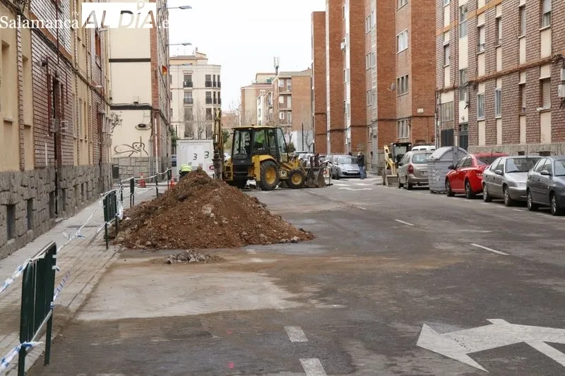 Obras de la renovación de la red de distribución de agua en el barrio de Garrido. Foto de David Sañudo