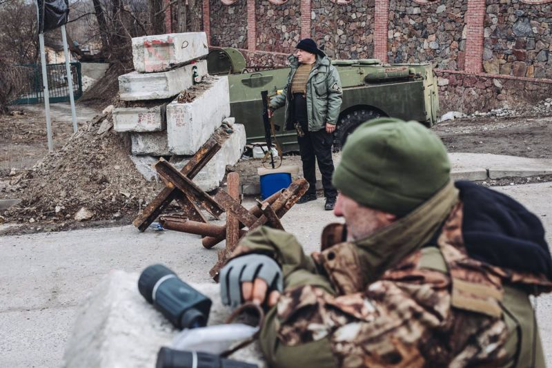 Defensores montan guardia en una barricada en Ucrania - Diego Herrera/EP