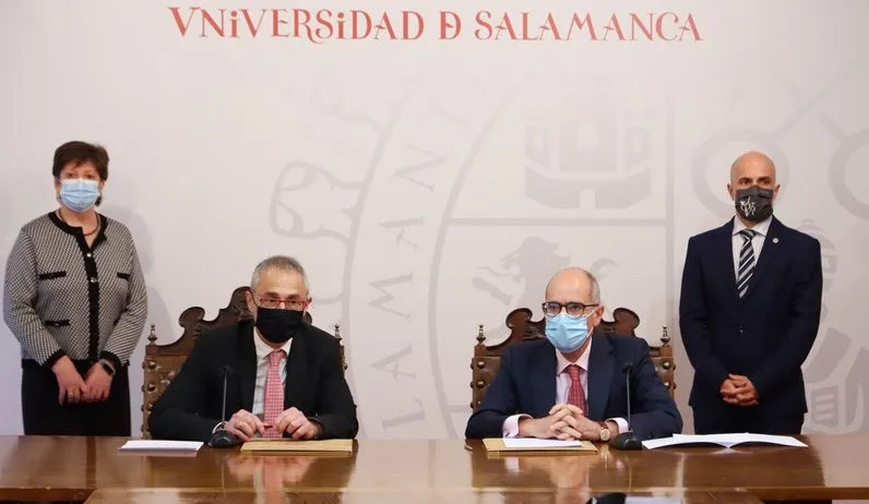 El rector de la USAL, Ricardo Rivero, y el presidente de la Diputación, Francisco Javier Iglesias, en la firma del acuerdo, por el que la institución académica cede a la Diputación una parcela de 1.560 metros cuadrados