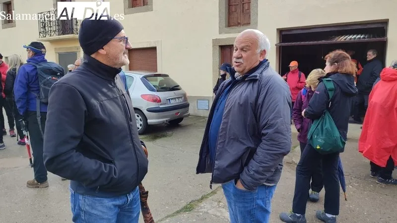 El grupo de personas que acudió a Hinojosa realizó la ruta de la Peña la Vela / CORRAL  