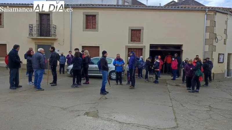 El grupo de personas que acudió a Hinojosa realizó la ruta de la Peña la Vela / CORRAL  
