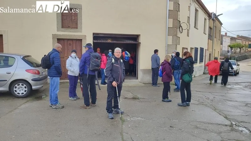 El grupo de personas que acudió a Hinojosa realizó la ruta de la Peña la Vela / CORRAL  