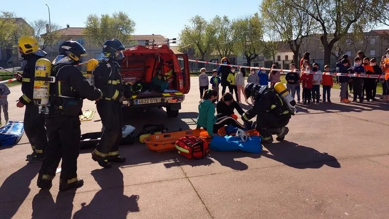 Foto 3 - Los ni&ntilde;os aprenden a actuar en un simulacro de evacuaci&oacute;n en el colegio de Lumbrales