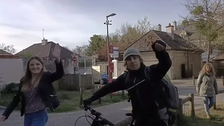 Foto 3 - Gaby Varas inicia su ambicioso reto de unir andando y en bici Francia y El Rebollar