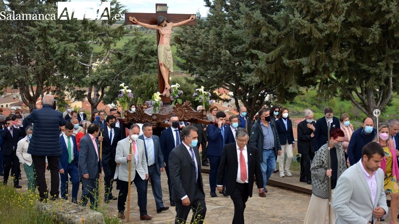 La imagen del Cristo de la Misericordia es llevada en procesión a la ermita