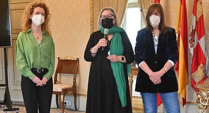 Las concejalas de Familia e Igualdad de Oportunidades, Ana Suárez, y la concejala de Salud Pública y Consumo, María José Fresnadillo, reciben a usuarios, familiares y técnicos de la Asociación de Personas con Autismo Salamanca 