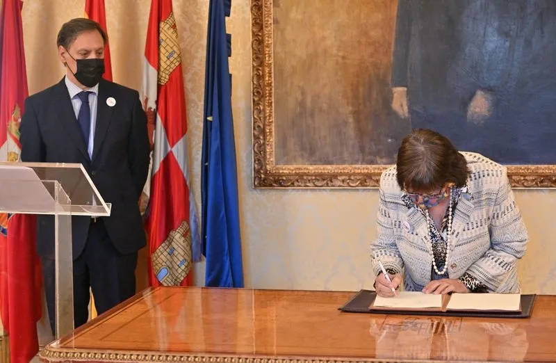 Un total de 17 instituciones y entidades firman un manifiesto en defensa de las conexiones ferroviarias de Salamanca