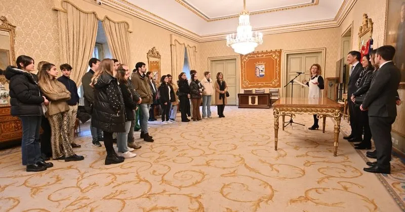La primera teniente de Alcalde del Ayuntamiento de Salamanca, Ana Suárez, junto a profesores y alumnos de la Facultad de Derecho de la Universidad CEU San Pablo de Madrid